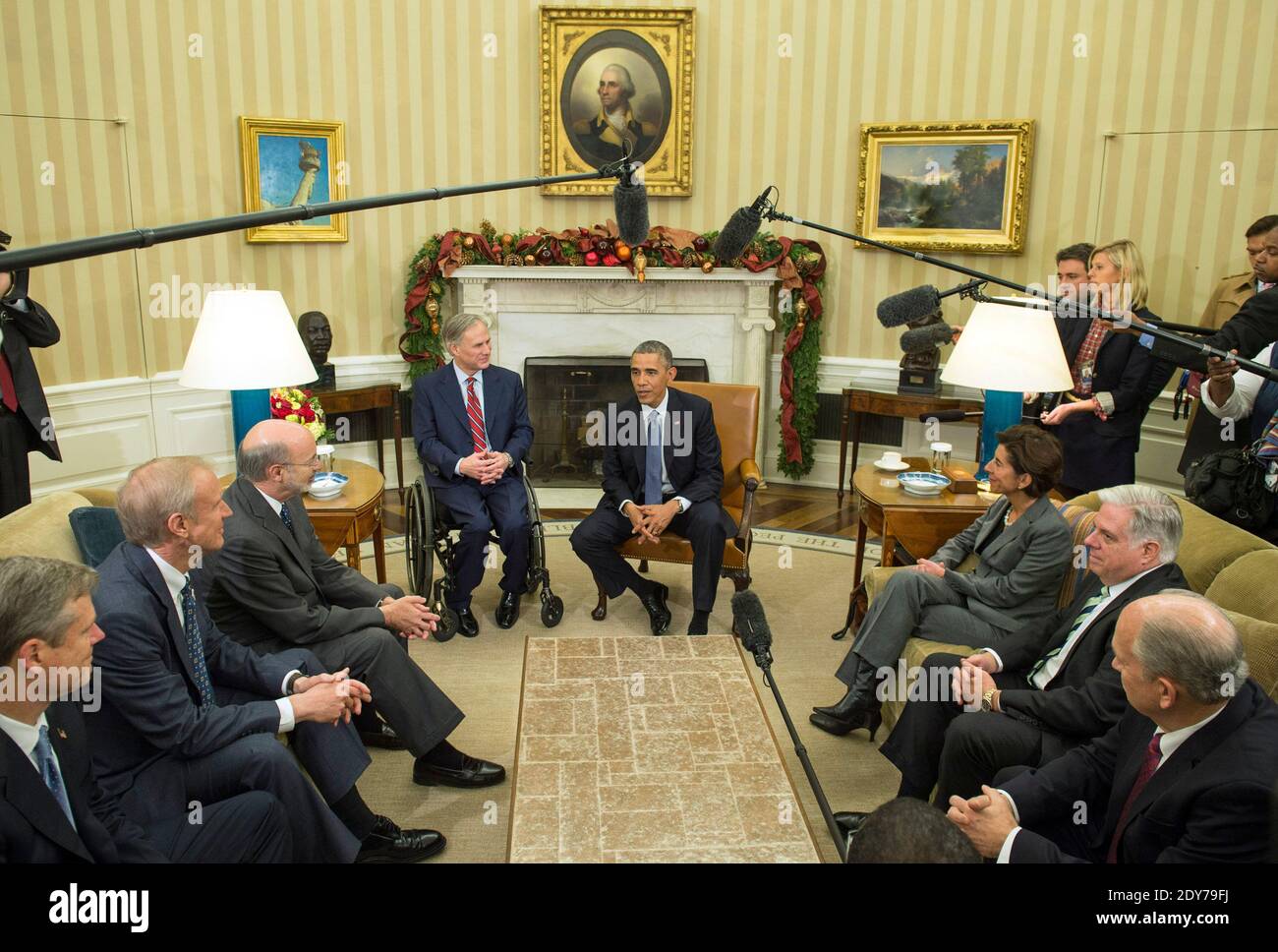 Präsident Barack Obama trifft sich am 5. Dezember 2014 im Oval Office des Weißen Hauses mit neu gewählten Gouverneuren. Obama traf sich von links nach rechts mit dem gewählten Gouverneur Charlie Baker (R-MA), dem gewählten Gouverneur Bruce Rauner (R-IL), dem gewählten Gouverneur Tom Wolf (D-PA), dem gewählten Gouverneur Greg Abbott (R-TX), dem gewählten Gouverneur Gina Raimondo (D-RI), dem gewählten Gouverneur Larry Hogan (R-MD) und Gov. Bill Walker (I-AK). Foto von Kevin Dietsch/Pool/ABACAPRESS.COM Stockfoto