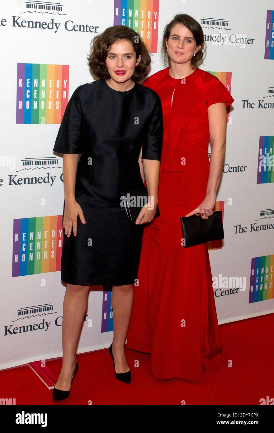 Rose Kennedy Schlossberg und Tatiana Schlossberg, Töchter von Botschafterin Caroline Kennedy, kommen zum formellen Artist's Dinner zu Ehren der Empfänger der Kennedy Center Honors 2014, die der US-Außenminister John F. Kerry am Samstag, den 6. Dezember, im US-Außenministerium in Washington, DC, USA veranstaltet hat. 2014. Die 2014 Preisträger sind: Sängerin Al Green, Schauspieler und Filmemacher Tom Hanks, Ballerina Patricia McBride, Singer-Songwriter Sting und Comedienne Lily Tomlin. Foto von Ron Sachs/Pool/ABACAPRESS.COM Stockfoto Rose Kennedy Schlossberg und Tatiana Schlossberg, Töchter von Botschafterin Caroline Kennedy, kommen zum formellen Artist's Dinner zu Ehren der Empfänger der Kennedy Center Honors 2014, die der US-Außenminister John F. Kerry am Samstag, den 6. Dezember, im US-Außenministerium in Washington, DC, USA veranstaltet hat. 2014. Die 2014 Preisträger sind: Sängerin Al Green, Schauspieler und Filmemacher Tom Hanks, Ballerina Patricia McBride, Singer-Songwriter Sting und Comedienne Lily Tomlin. Foto von Ron Sachs/Pool/ABACAPRESS.COM Stockfoto