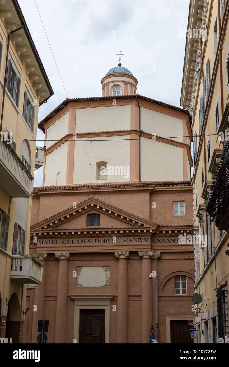 foligno.italy juni 14 2020 :eine der vielen internen Kirchen der Stadt foligno mit Stützsäulen Stockfoto