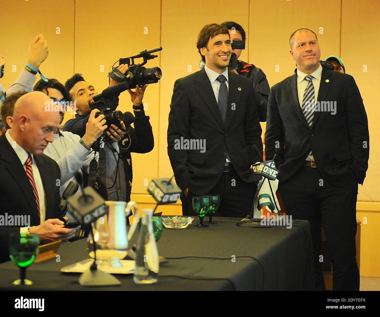 Pressekonferenz zur Vorstellung von New York Cosmos und der Legende von Real Madrid Raul Gonzales Blanco mit dem New York Cosmos Cheftrainer Giovanni Savarese im Four Seasons Hotel, New York, NY, am 9. Dezember 2014. Der berühmte spanische Stierkämpfer Enrique Ponce nahm ebenfalls an der Pressekonferenz Teil. Foto von Morgan Dessalles/ABACAPRESS.COM Stockfoto