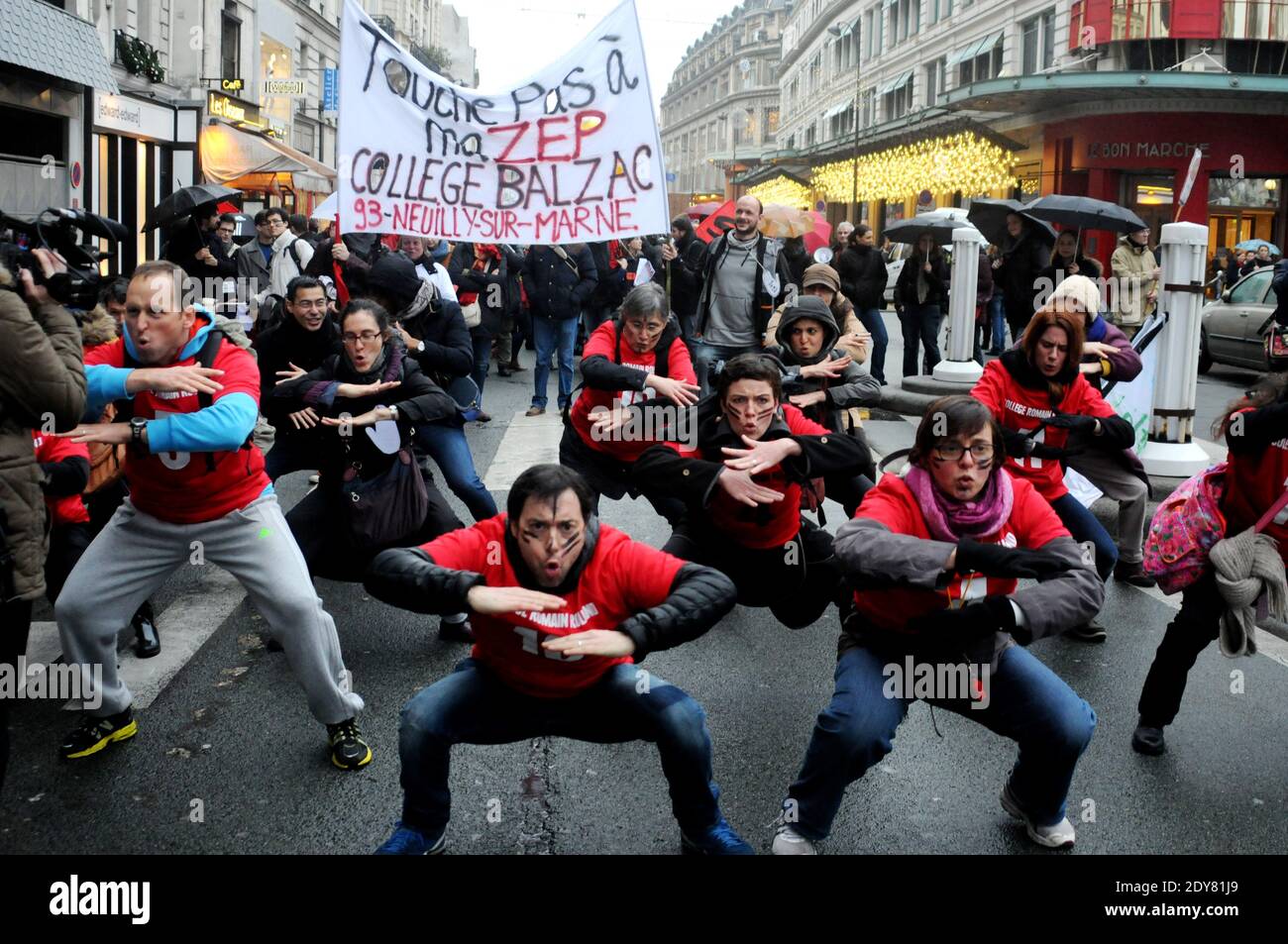 Lehrer und Eltern nehmen am 17. Dezember 2014 in Paris an einer Demonstration gegen die Reform der vorrangigen Bildungszonen (ZEP) Teil. Die neue Karte der vorrangigen Bildungszonen, die soziale Ungleichheiten verringern soll, wurde heute von Bildungsminister Najat Vallaud-Belkacem vorgestellt. Der Minister wird Lehrer und Eltern überzeugen müssen, die seit Wochen gegen den Ausschluss von Einrichtungen im Rahmen des Vorschlags protestieren. Foto von Alain Apaydin/ABACAPRESS.COM Stockfoto