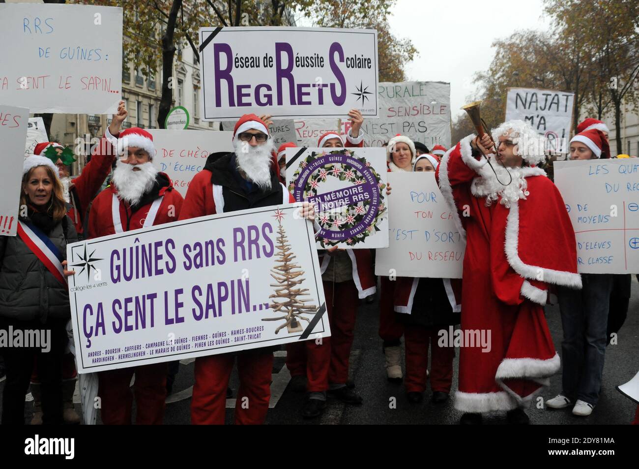 Lehrer und Eltern nehmen am 17. Dezember 2014 in Paris an einer Demonstration gegen die Reform der vorrangigen Bildungszonen (ZEP) Teil. Die neue Karte der vorrangigen Bildungszonen, die soziale Ungleichheiten verringern soll, wurde heute von Bildungsminister Najat Vallaud-Belkacem vorgestellt. Der Minister wird Lehrer und Eltern überzeugen müssen, die seit Wochen gegen den Ausschluss von Einrichtungen im Rahmen des Vorschlags protestieren. Foto von Alain Apaydin/ABACAPRESS.COM Stockfoto