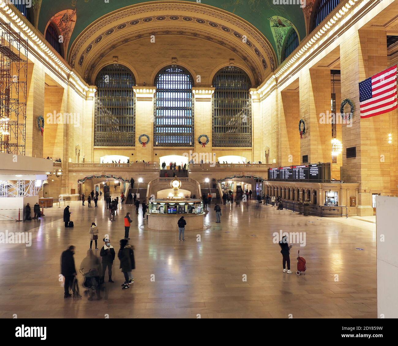 Manhattan, New York, USA. Dezember 2020. New York City am Heiligabend ist unheimlich ruhig und leer. Grand Central Station in Rush Hour ist in der Regel Wand zu Wand Menschen, aber heute Abend ist es fast leer wegen der Corona Virus und Menschen zu Hause bleiben. Kredit: Debra L. Rothenberg/ZUMA Wire/Alamy Live Nachrichten Stockfoto