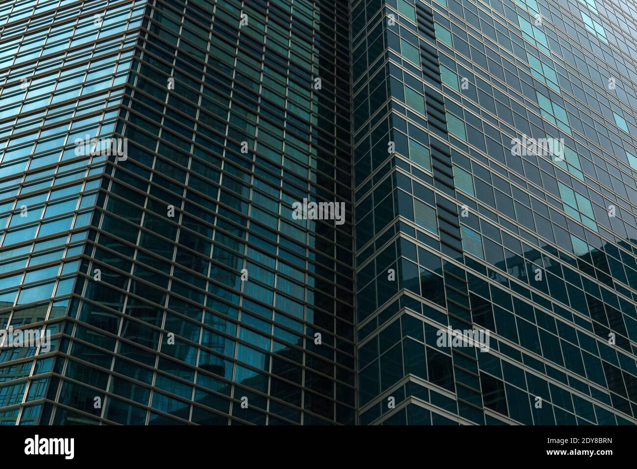 Zeitgenössische Architektur Hintergrund, Glasbauwände und Ecken mit Reflexionen und Schatten, Moskau 28.06.2020 Stockfoto