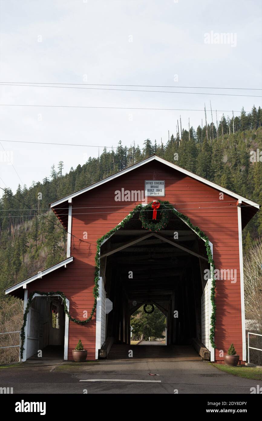 Die Office Bridge, eine überdachte Brücke in Westfir, Oregon, ist für die Feiertage dekoriert. Stockfoto