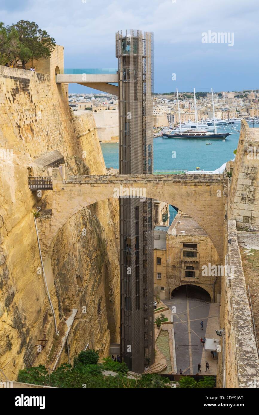 Der Barrakka Panoramaaufzug im St. James Graben des Lascaris war Rooms Museum, Valletta, Malta gebaut Stockfoto