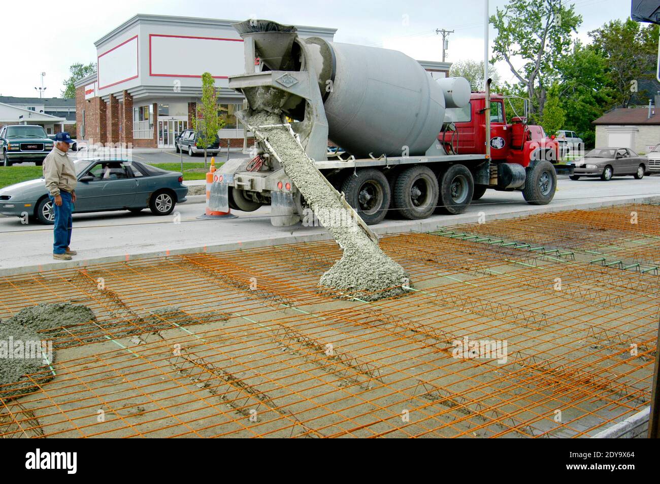Zement LKW Gießen Zement für eine neue Betonstraße Stockfoto
