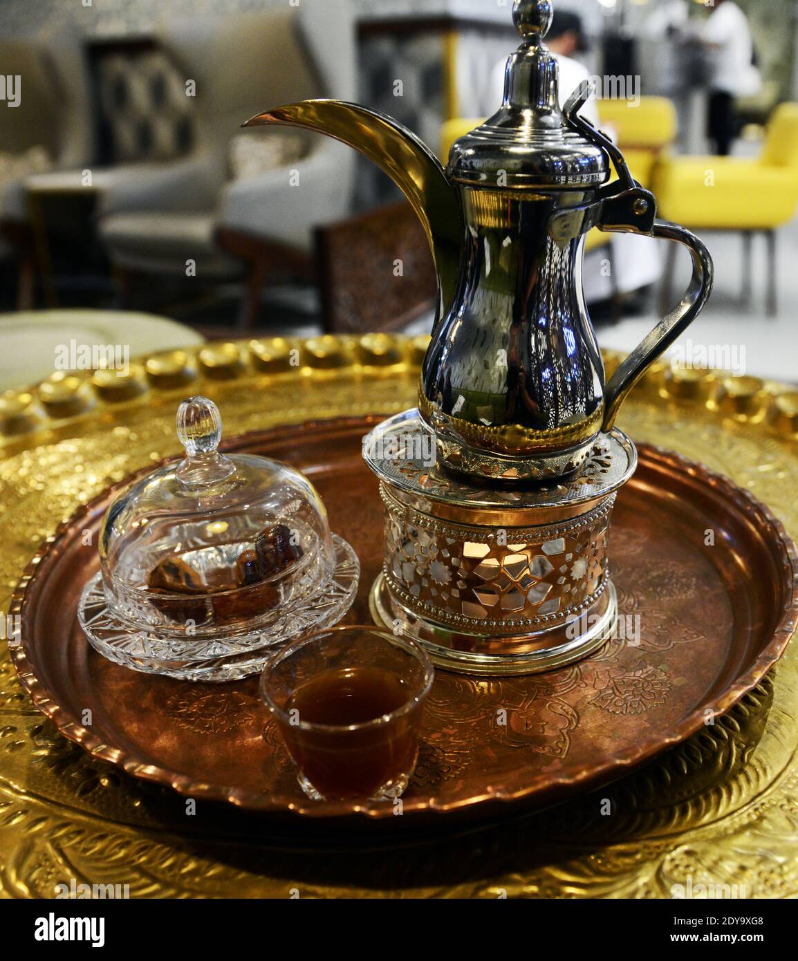 Traditioneller omanischer Kaffee in einer traditionellen Kanne serviert. Stockfoto