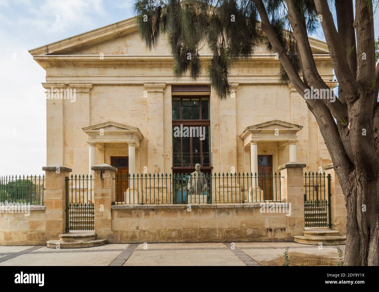 Statue des berühmten maltesischen Malers Giuseppe Cali in Upper Barrakka Gardens, Valletta, Malta Stockfoto