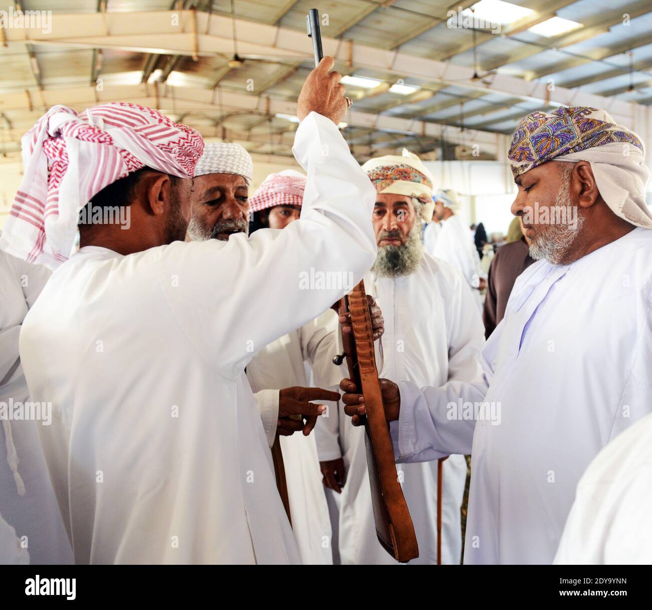 Der lebhafte Rindermarkt am Donnerstag in Sinaw, Oman. Stockfoto