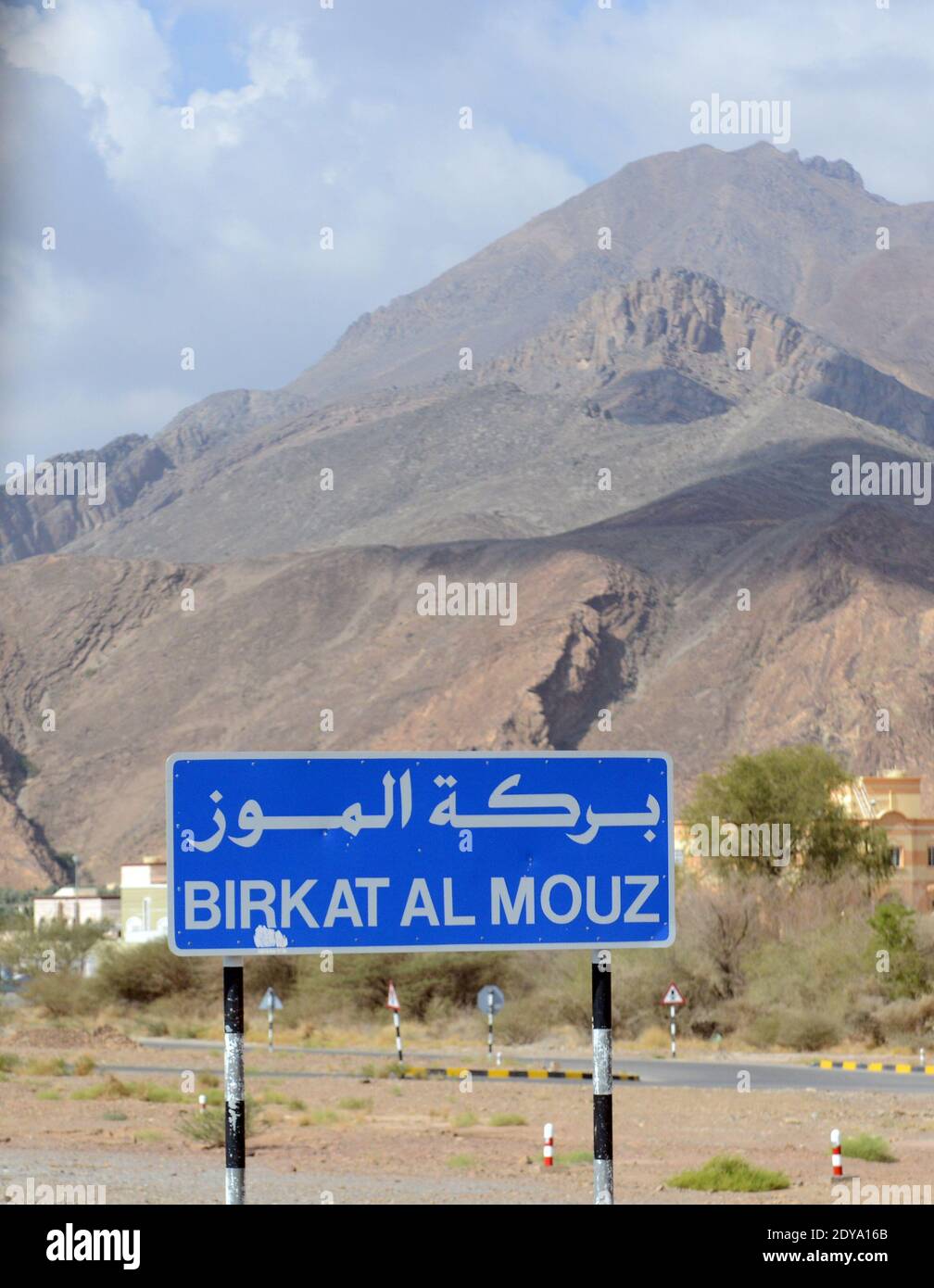 Straßenschild nach Birkat Al Mouz in Oman. Stockfoto