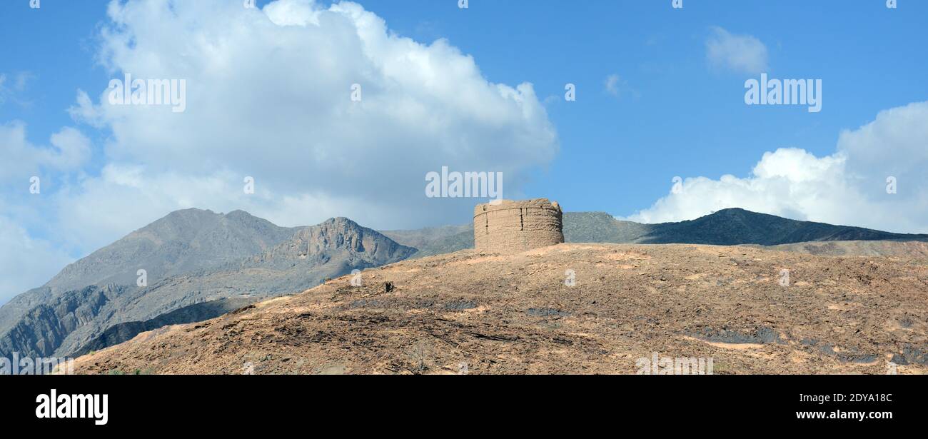 Ein Wachturm zum Schutz der Bayt Ar Ridaydah in Birkat Al Mouz, Oman. Stockfoto