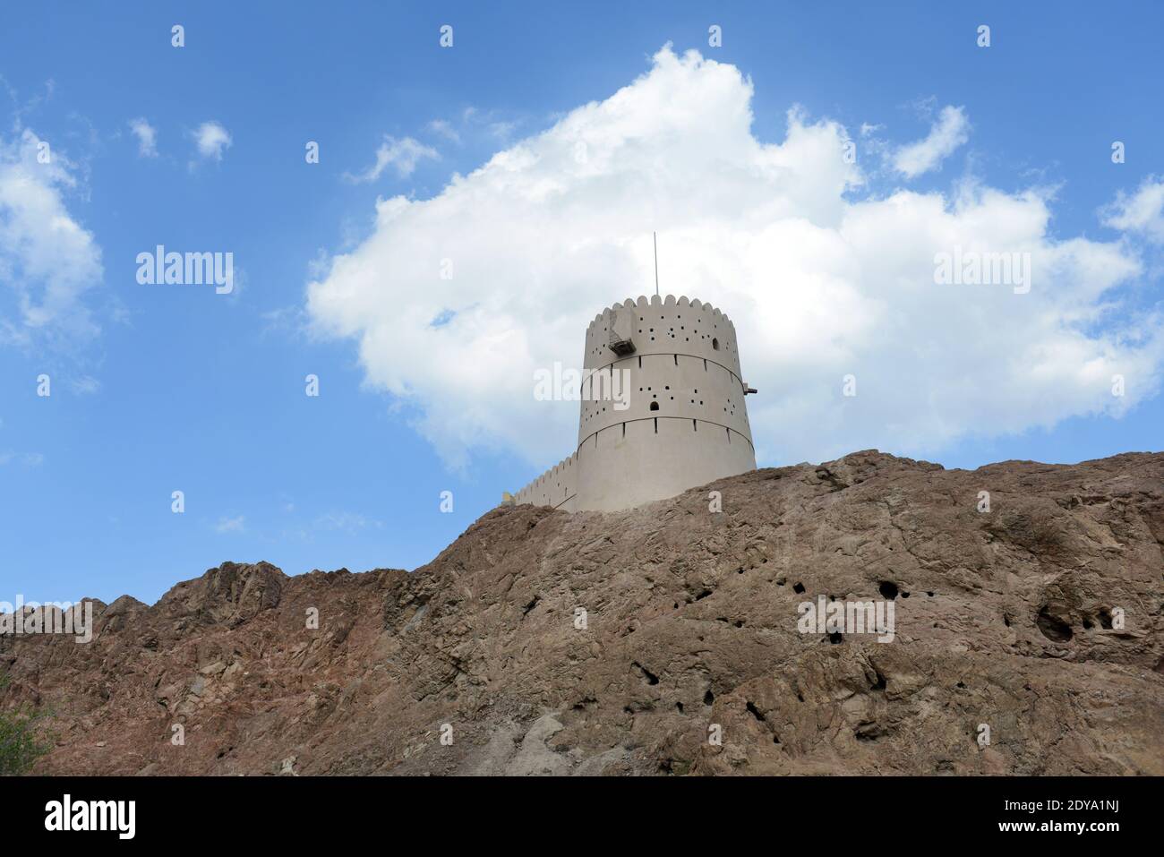 Ein Wachturm zum Schutz der Bayt Ar Ridaydah in Birkat Al Mouz, Oman. Stockfoto