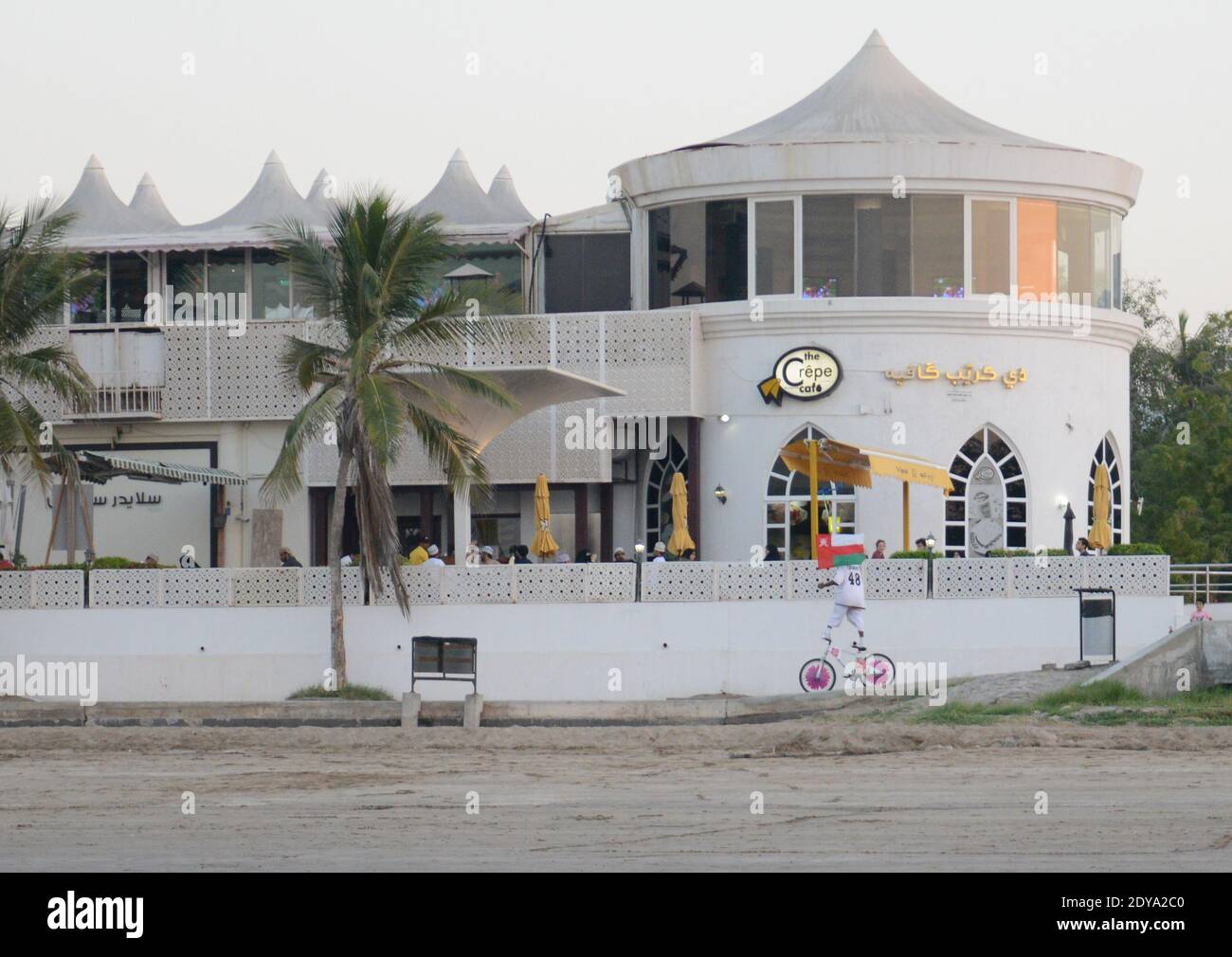 Ein omanischer Radfahrer aus dem omanischen Radclub mit der Flagge des Oman. Stockfoto