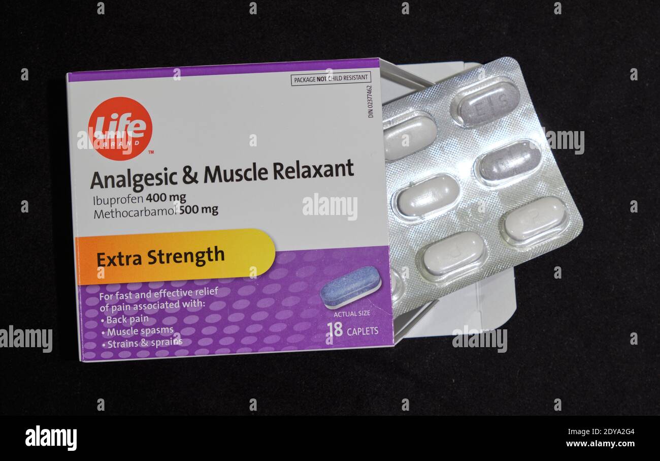 Bild von Life Brand Analgetikum und Muskelrelaxans Box, offen mit Platte gegen Schwarz Stockfoto