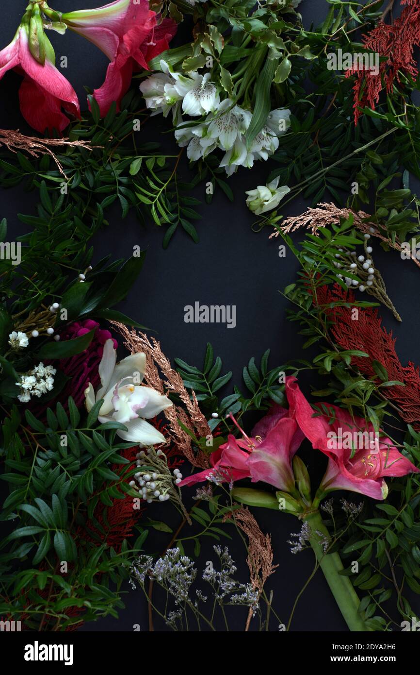 Kreatives Layout aus Blumen und Blättern. Flach liegend. Naturkonzept. Grußkarte mit Blumenmuster. Bunte Frühlingsblumen Hintergrund, Platz für Text. Natur Stockfoto