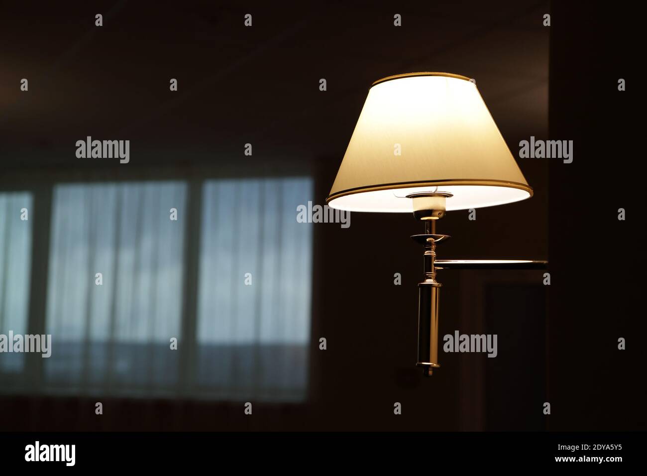 Lampe an der Wand im Flur des Hotels in der Nacht Stockfotografie - Alamy