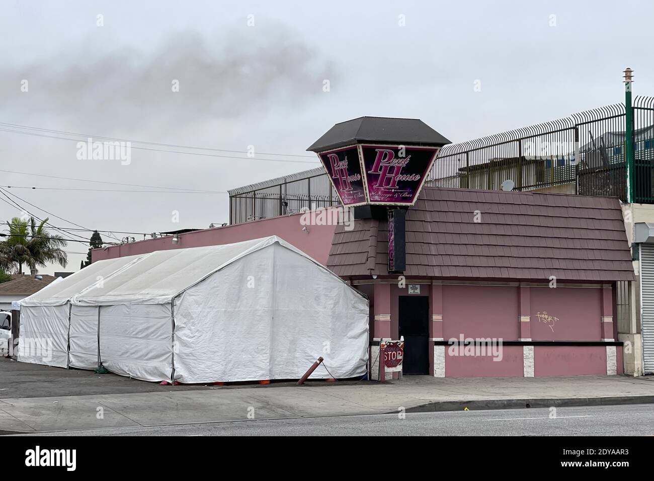 Ein geschlossener Essbereich im Freien in der Pent House Lounge & Bar inmitten der globalen Coronavirus COVID-19 Pandemie, Donnerstag, 24. Dezember 2020, in Los Angeles. (K Stockfoto