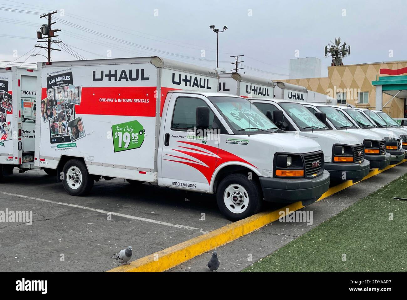 U-Haul Vermietung Moving Trucks sind gesehen, Donnerstag, 24. Dezember 2020, in Los Angeles. (Kirby Lee über AP) Stockfoto