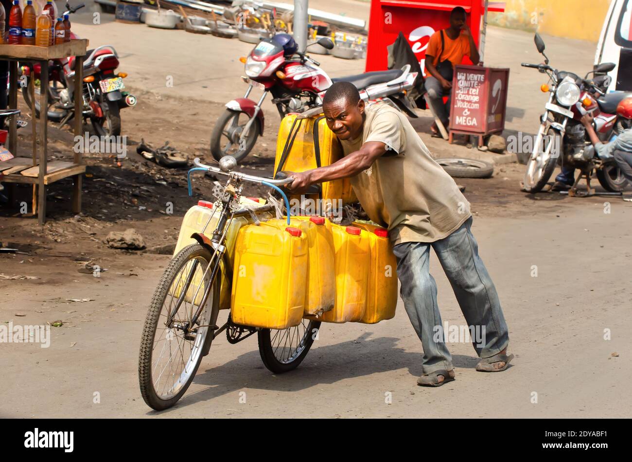 Mit riesigen Lasten auf Fahrrädern in Goma, Demokratische Republik Kongo Stockfoto