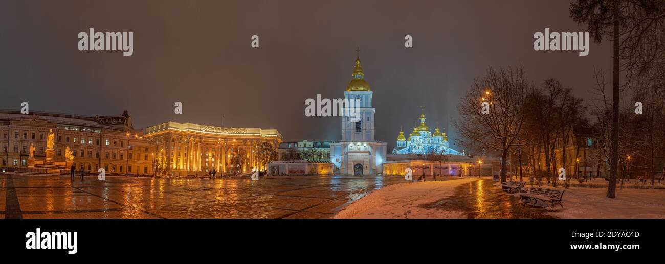 Blick auf die St. Michael's Golden-Dome Kathedrale, Mikhailovskaya Platz, Ministerium für auswärtige Angelegenheiten und Denkmal für Prinzessin Olga, Apostel Andreas. Stockfoto