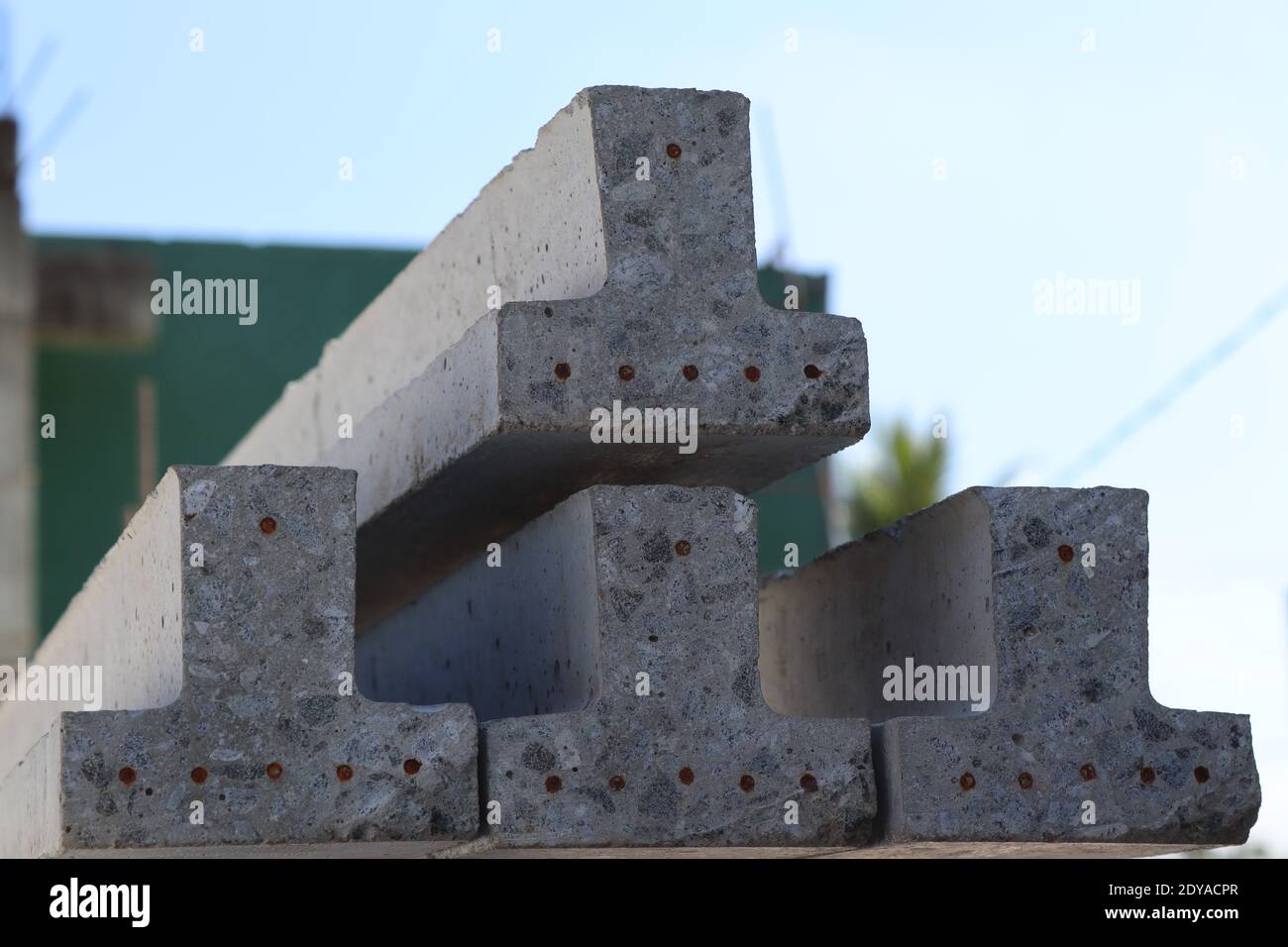 Diese T-Träger mit Querschnitt werden für schwebende Balkenplatten verwendet. Stockfoto