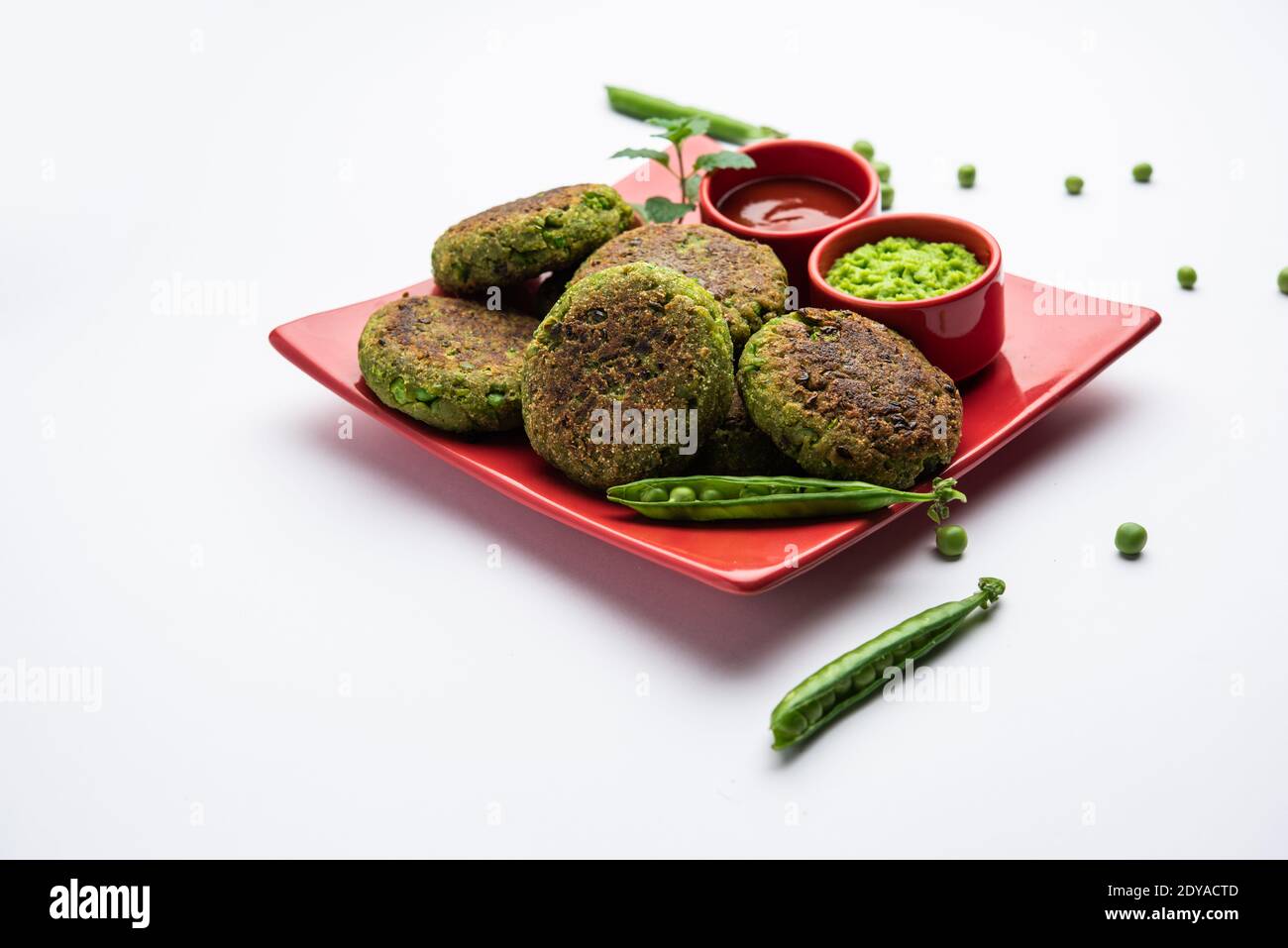 Hara bhara Kabab oder Kebab ist indische vegetarische Snack-Rezept mit grünen Minze Chutney über launischen Hintergrund serviert. Selektiver Fokus Stockfoto