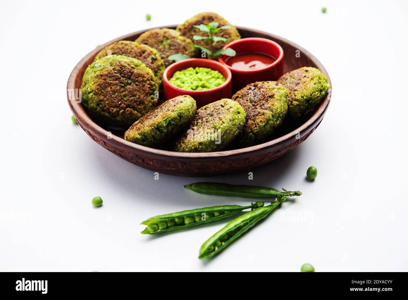 Hara bhara Kabab oder Kebab ist indische vegetarische Snack-Rezept mit grünen Minze Chutney über launischen Hintergrund serviert. Selektiver Fokus Stockfoto