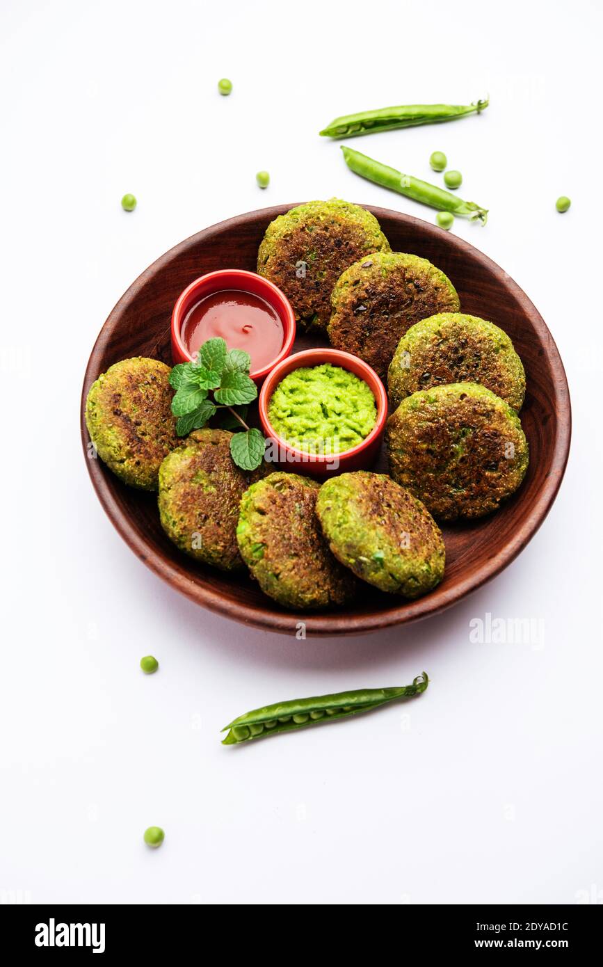 Hara bhara Kabab oder Kebab ist indische vegetarische Snack-Rezept mit grünen Minze Chutney über launischen Hintergrund serviert. Selektiver Fokus Stockfoto