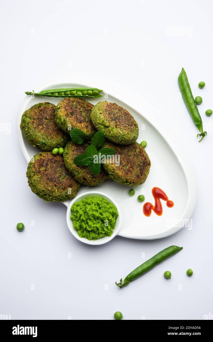 Hara bhara Kabab oder Kebab ist indische vegetarische Snack-Rezept mit grünen Minze Chutney über launischen Hintergrund serviert. Selektiver Fokus Stockfoto