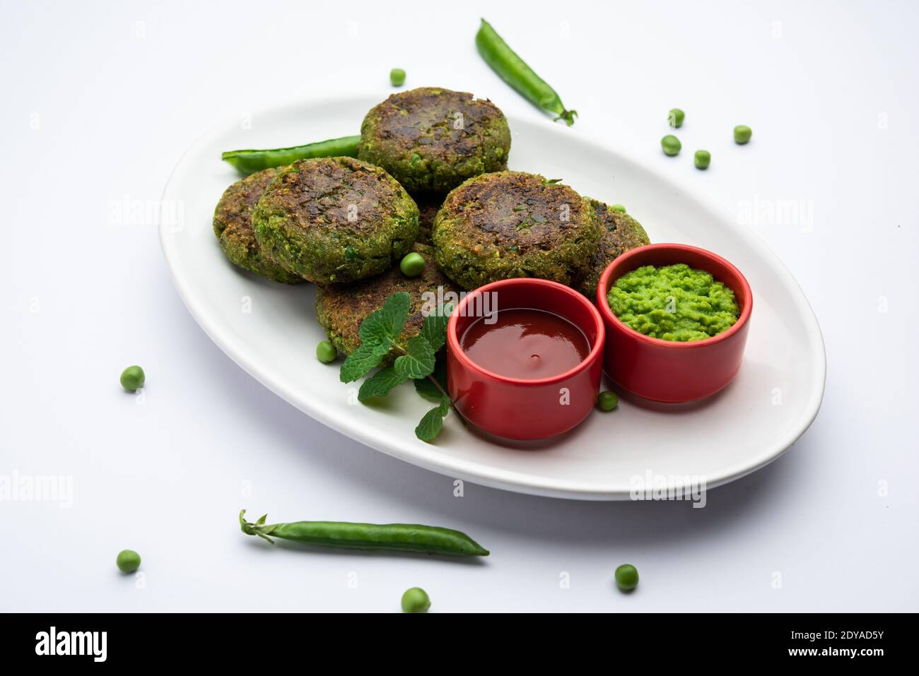 Hara bhara Kabab oder Kebab ist indische vegetarische Snack-Rezept mit grünen Minze Chutney über launischen Hintergrund serviert. Selektiver Fokus Stockfoto