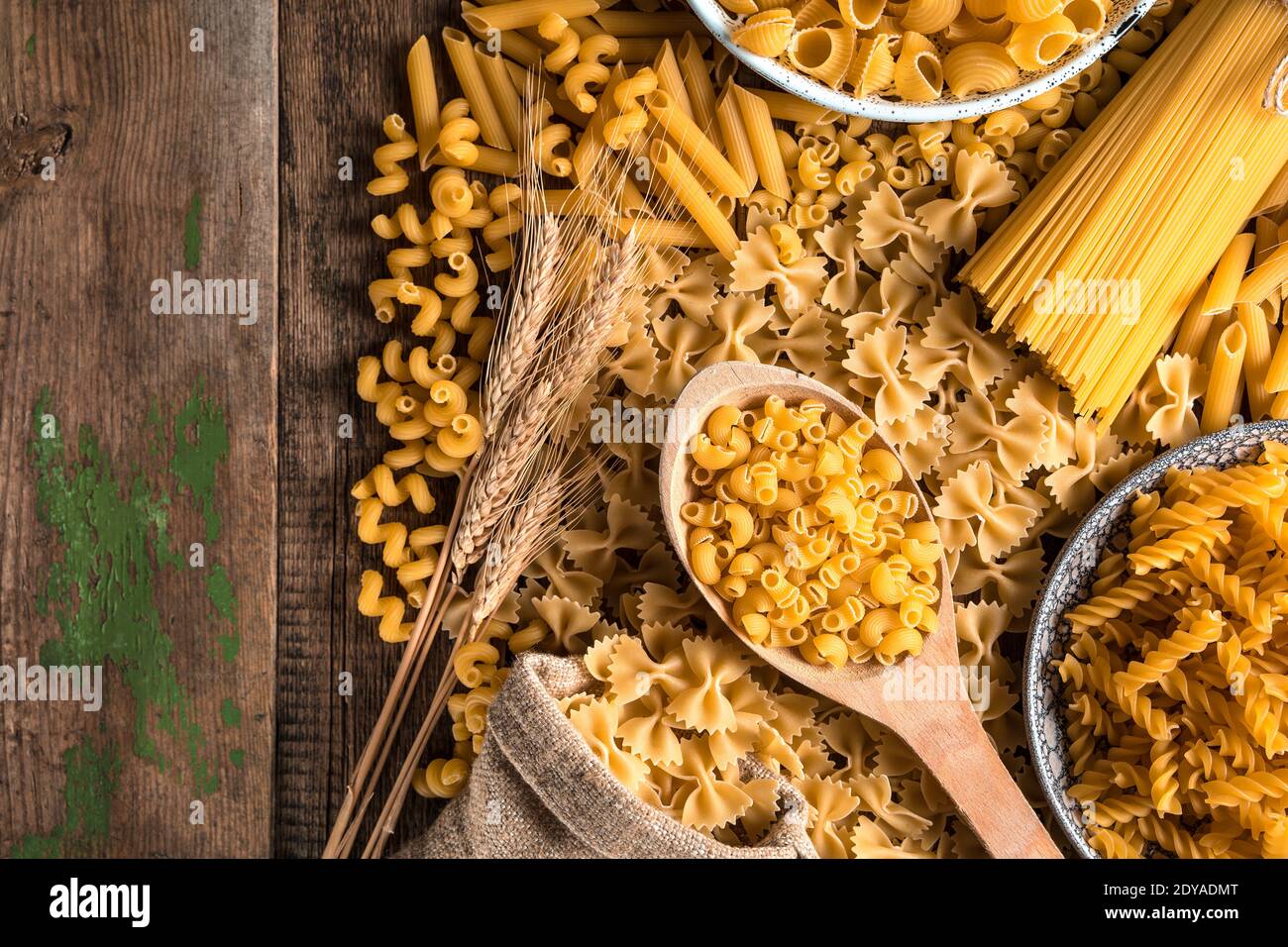 Verteilen Sie auf einem Holztisch Nudeln verschiedener Art. Stockfoto