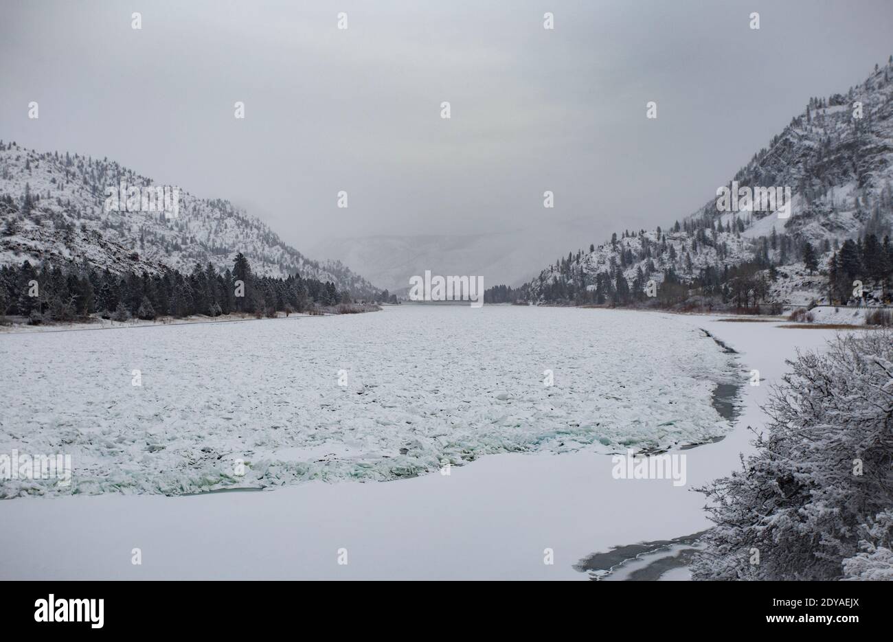 Der gefrorene Flathead River, Weihnachtstag, unterhalb des Clark Fork Confluence, in Knowles, Montana. Stockfoto