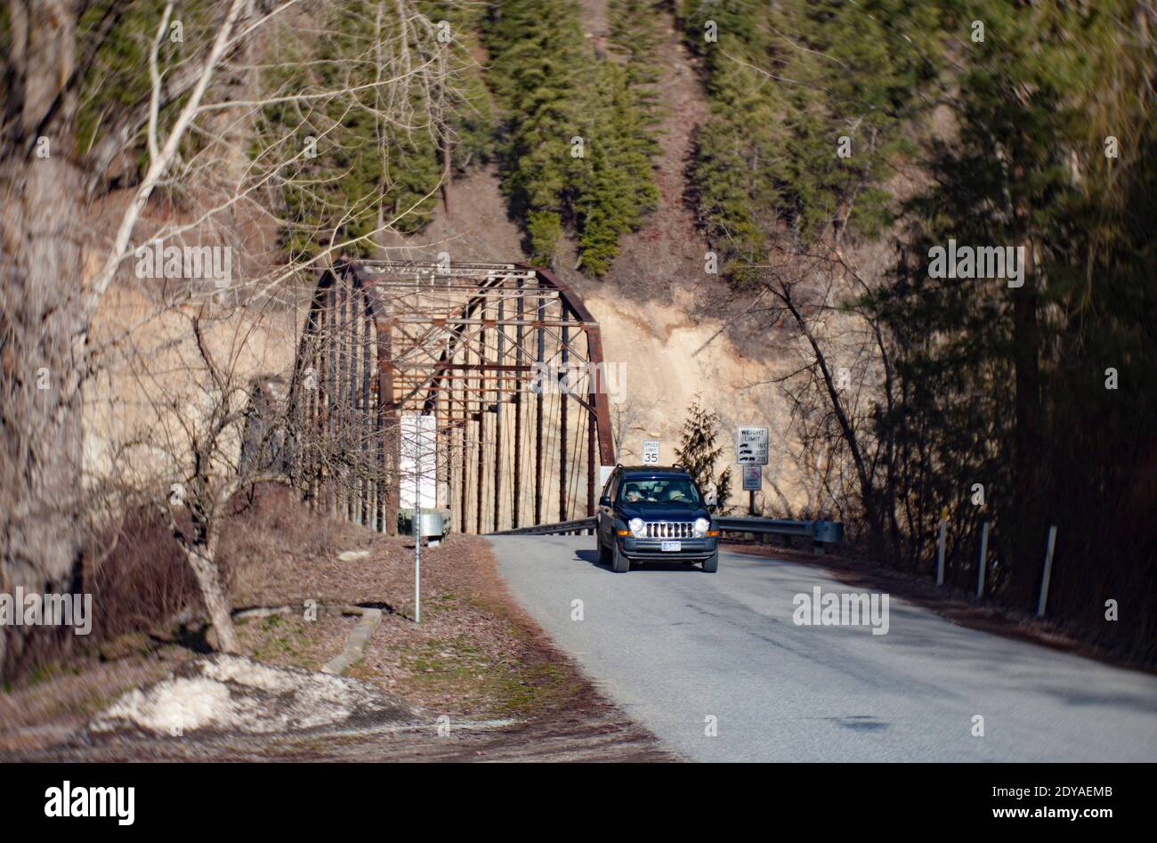 Die Theodore Roosevelt Memorial Bridge, über dem Kootenai River, in Troy, Montana. Der Kootenai River ist ein Nebenfluss des Columbia River. Das Theodo Stockfoto