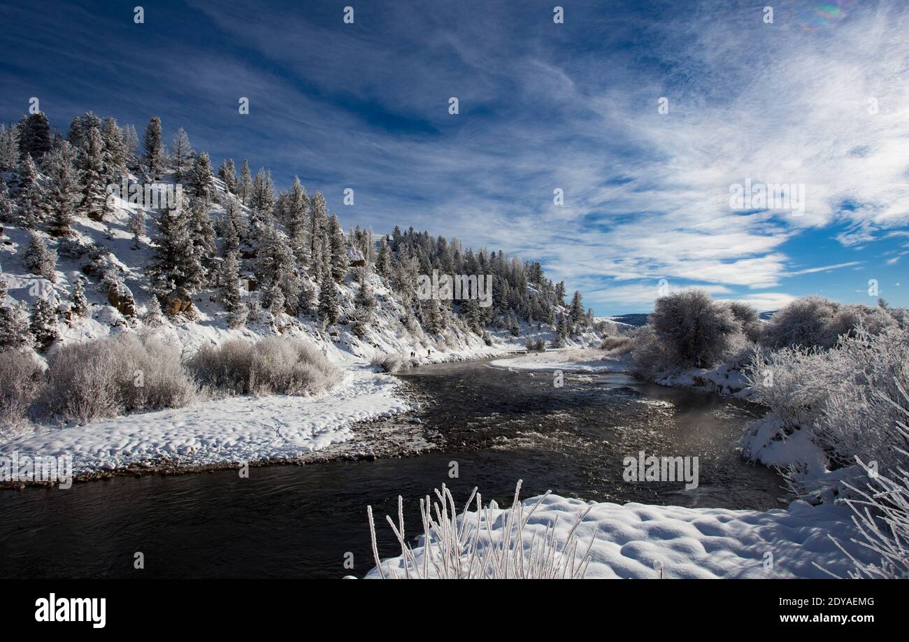 Blick flussaufwärts auf Rock Creek über Gillies Bridge an einem kalten Wintermorgen, in Granite County, in den westlichen Rocky Mountains von Montana. Stockfoto