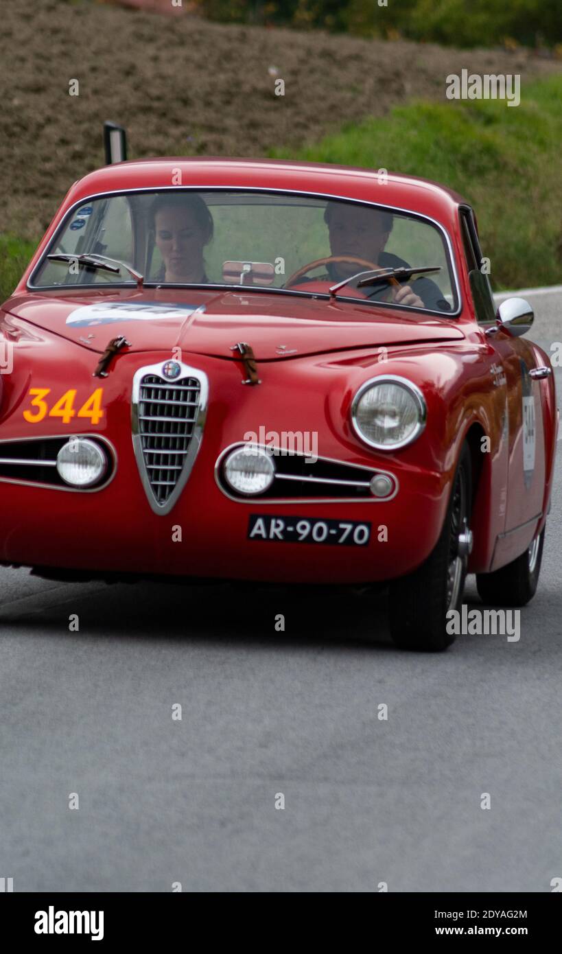 CAGLI , ITALIEN - OTT 24 - 2020 : ALFA ROMEO 1900 C SUPERSPRINT TOURING 1955 auf einem alten Rennwagen in Rallye Mille Miglia 2020 die berühmte italienische Geschichte Stockfoto