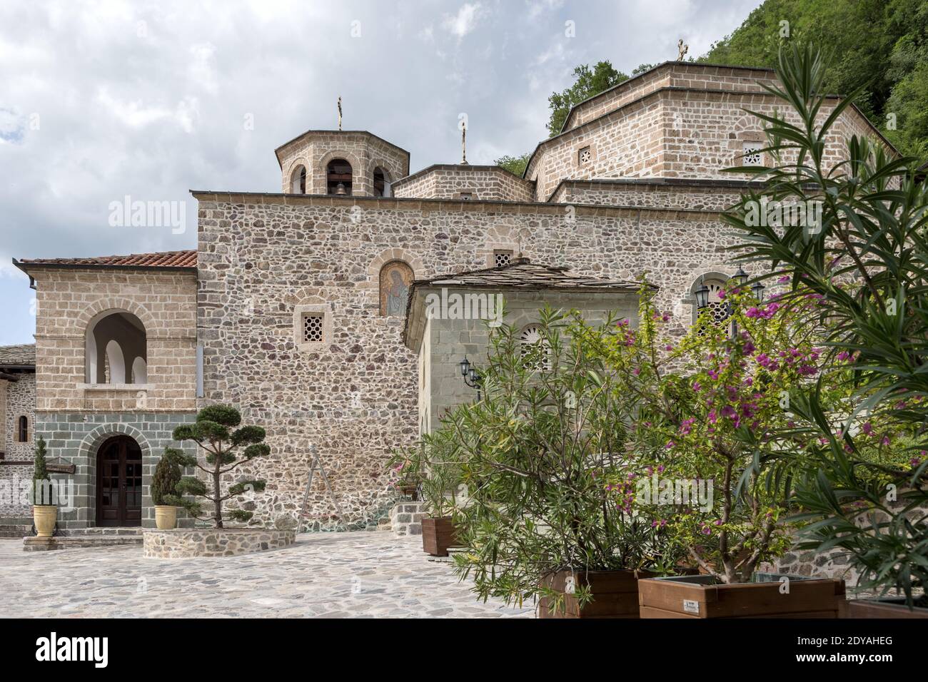 Innenhof, Klosterkomplex, Kloster St. Jovan Bigorski, Kloster St. John the Forerunner Bigorski, Mavrovo Nationalpark, Mazedonien (FYROM)), Stockfoto