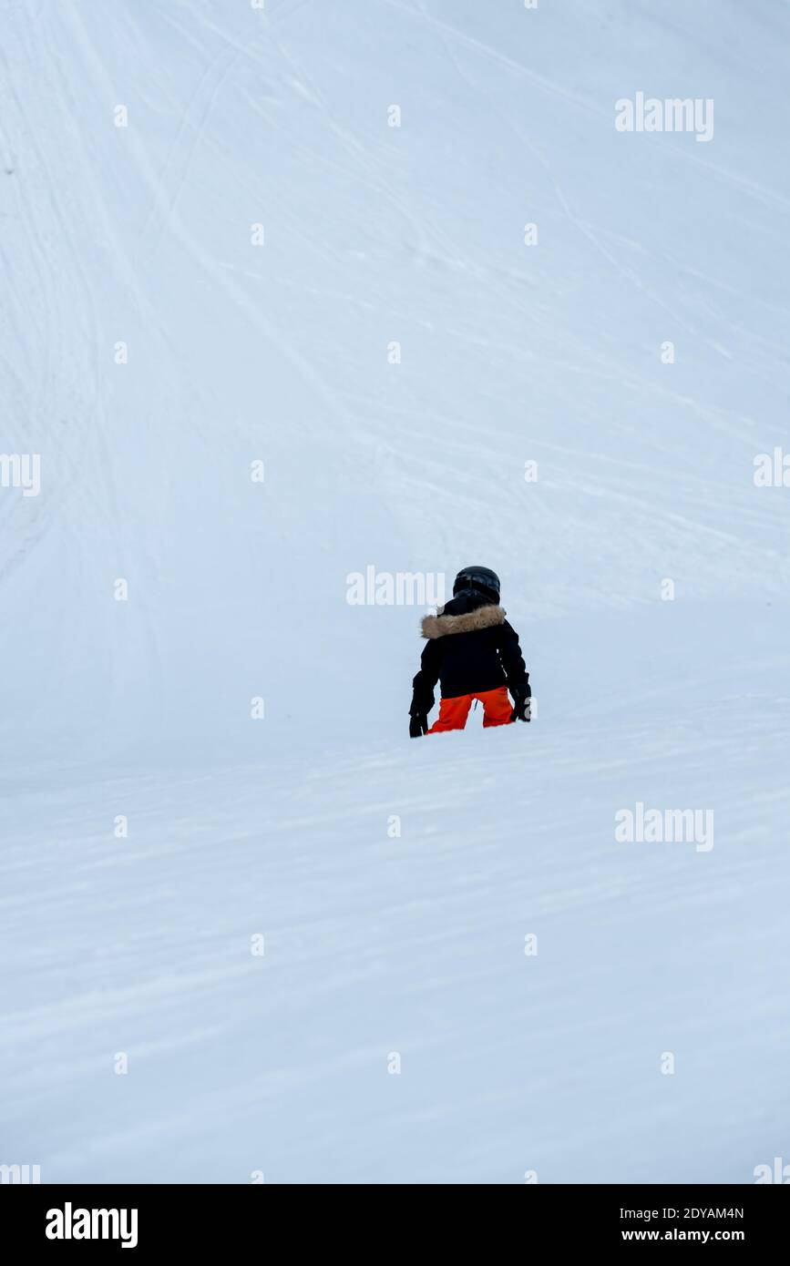 Skifahren im Schnee. Ein asiatischer Kinderskifahrer auf der Skipiste. Urlaub in der Schweiz. Frohe Kindheit. Stockfoto