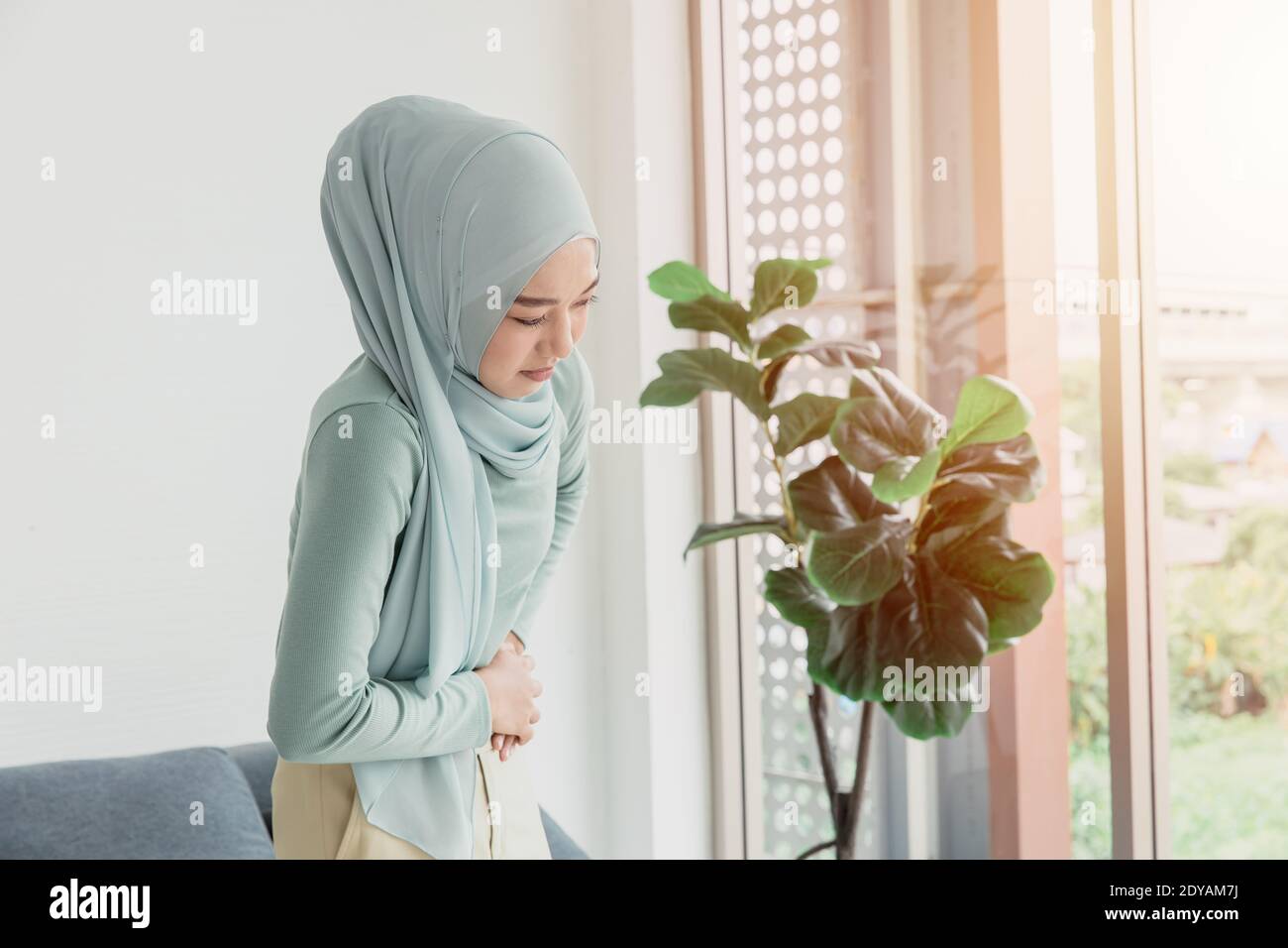 Arabischer Islam Frauen Bauchschmerzen ernste Krämpfe, Bauchschmerzen von Menstruation oder Periode Gesundheit Problem Ausdruck. Stockfoto