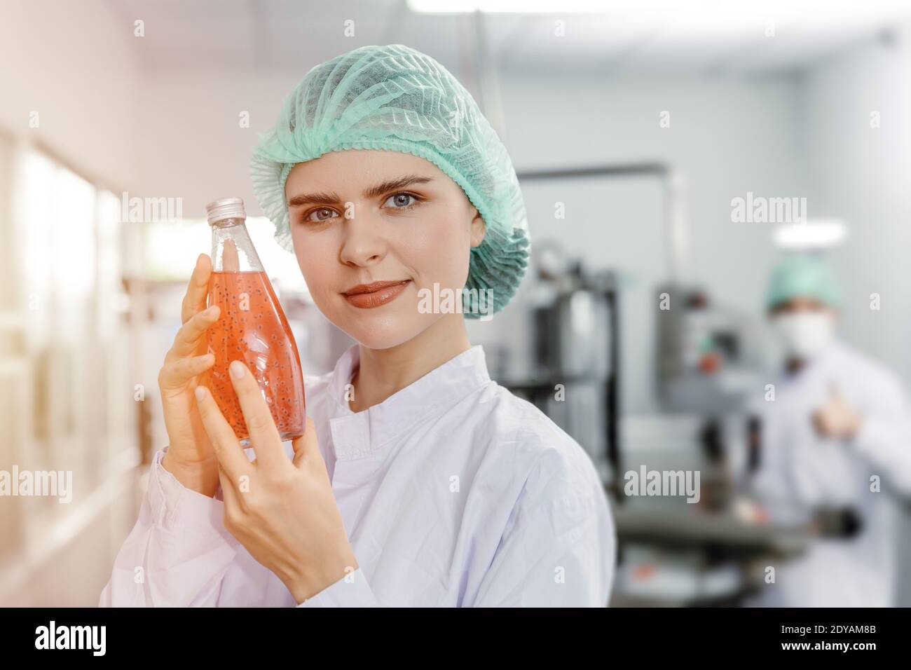 Schöne Frau Hand halten Saft trinken in Glasflasche für Advance Science Getränk Produkt für Schönheit und gesunde Frauen Konzept Stockfoto