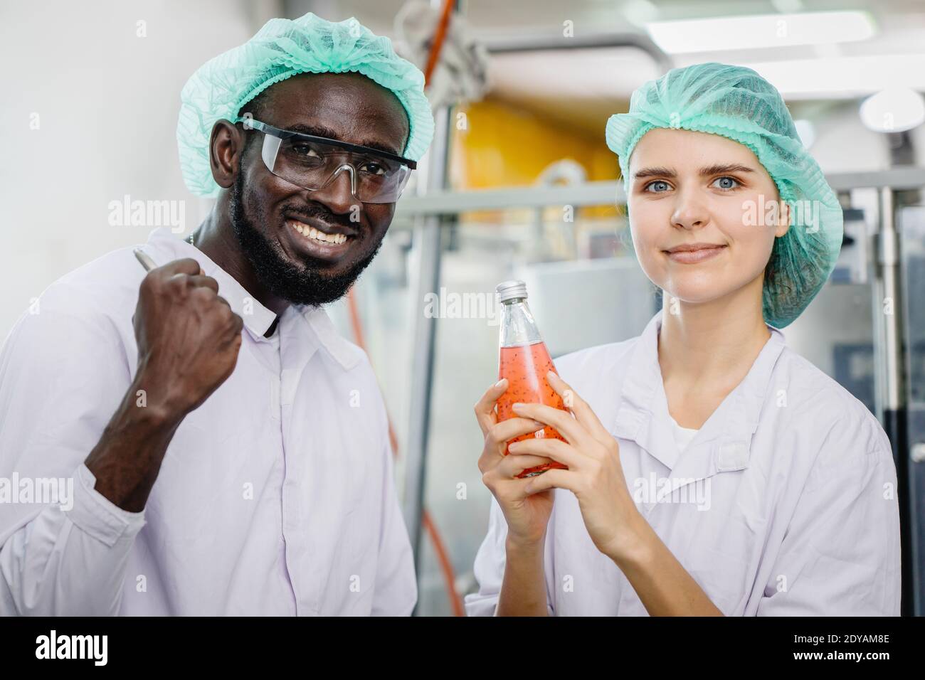 Portrait des Mischrenners in der Lebensmittel- und Getränkefabrik Glücklicher Arbeiter zusammen schauen Kamera und lächeln Stockfoto