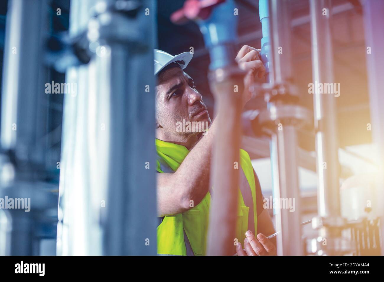Werksingenieur Arbeiter Reparatur und Überprüfung Hochdruck-Wasserleitung Im Werkskesselraum Stockfoto
