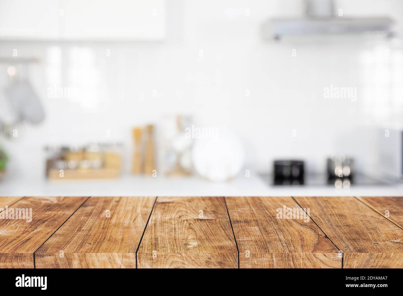 Moderne Küche mit Holztisch Insel Platz für Produkte Montage Werbehintergrund Stockfoto