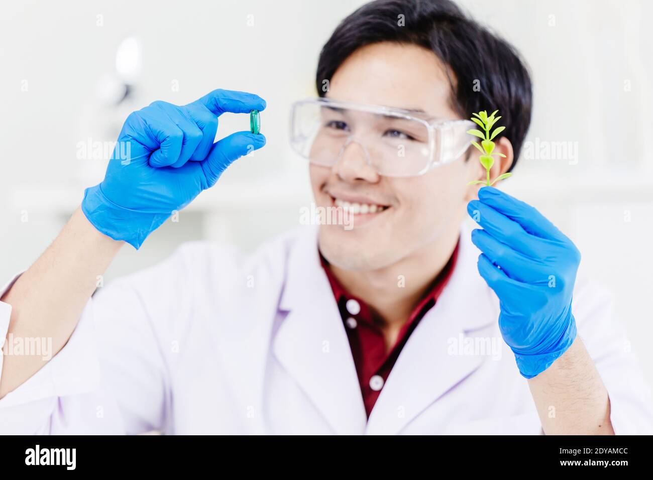 Asiatische Wissenschaftler medizinische Forscher erfolgreich Extrakt Medizin aus grünen Pflanze im biomedizinischen Labor. Stockfoto
