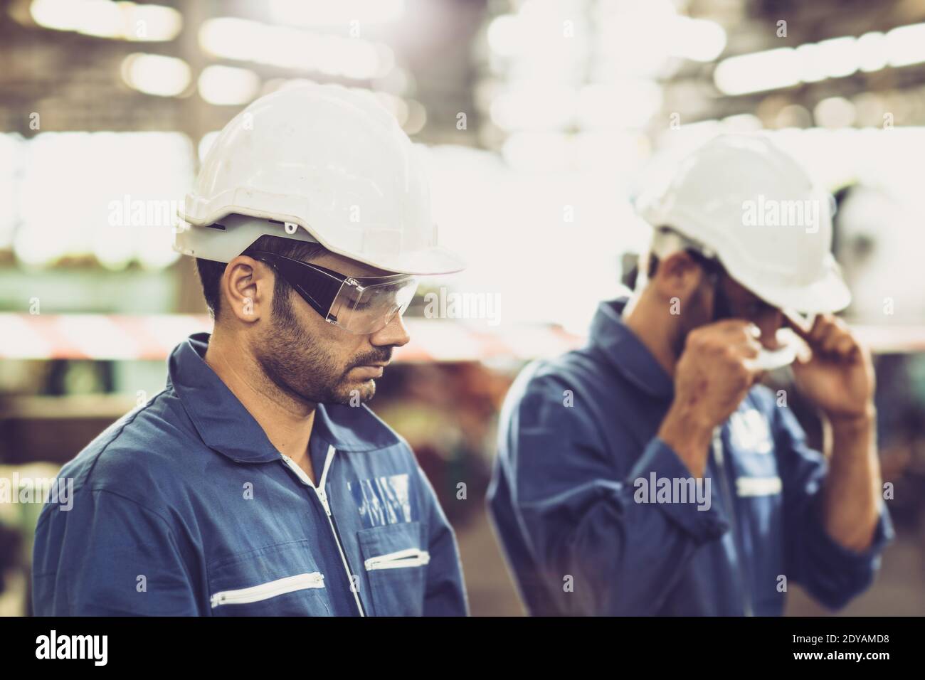 Leiter des Ingenieurs, Arbeiter Leiter Porträt Selbstvertrauen und professionellen Look trägt Schutzbrille und weißen Helm. Stockfoto