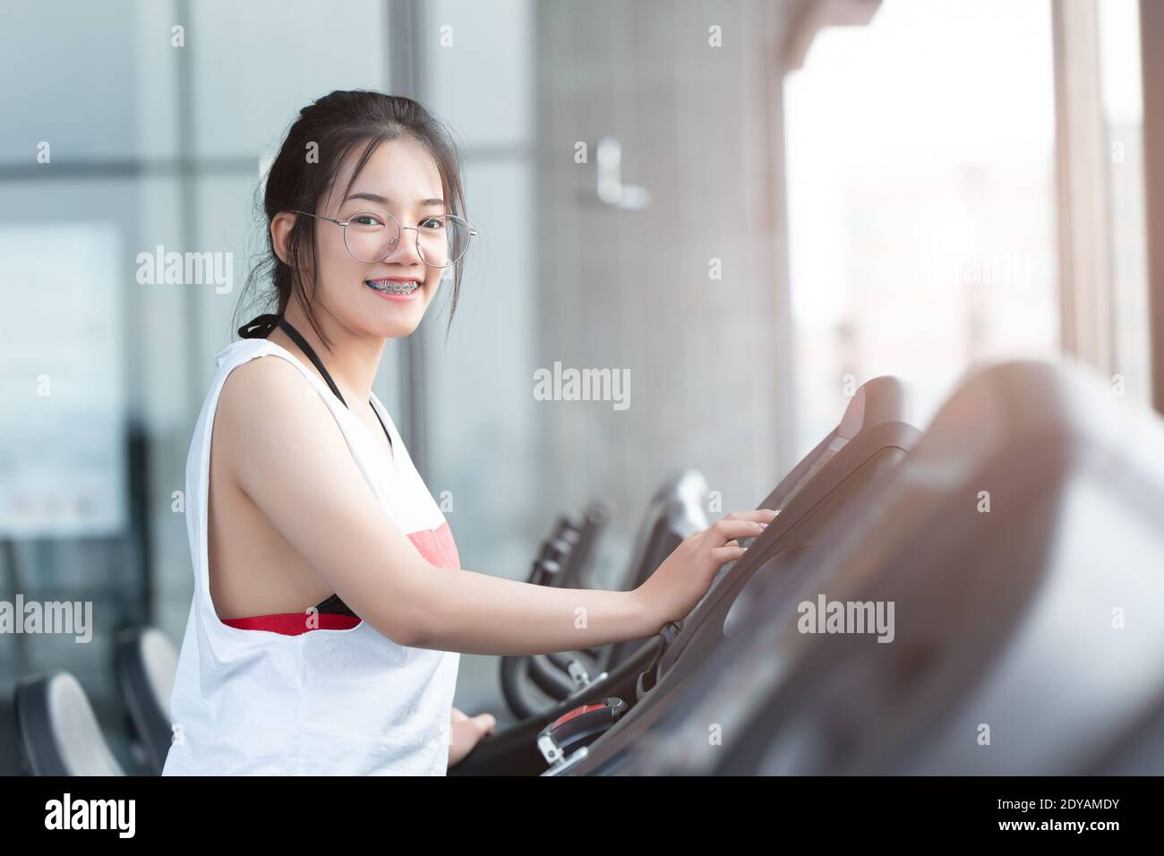 Nette gesunde Teenager Mädchen glücklich Lächeln Übung im Sportverein am Morgen. Stockfoto