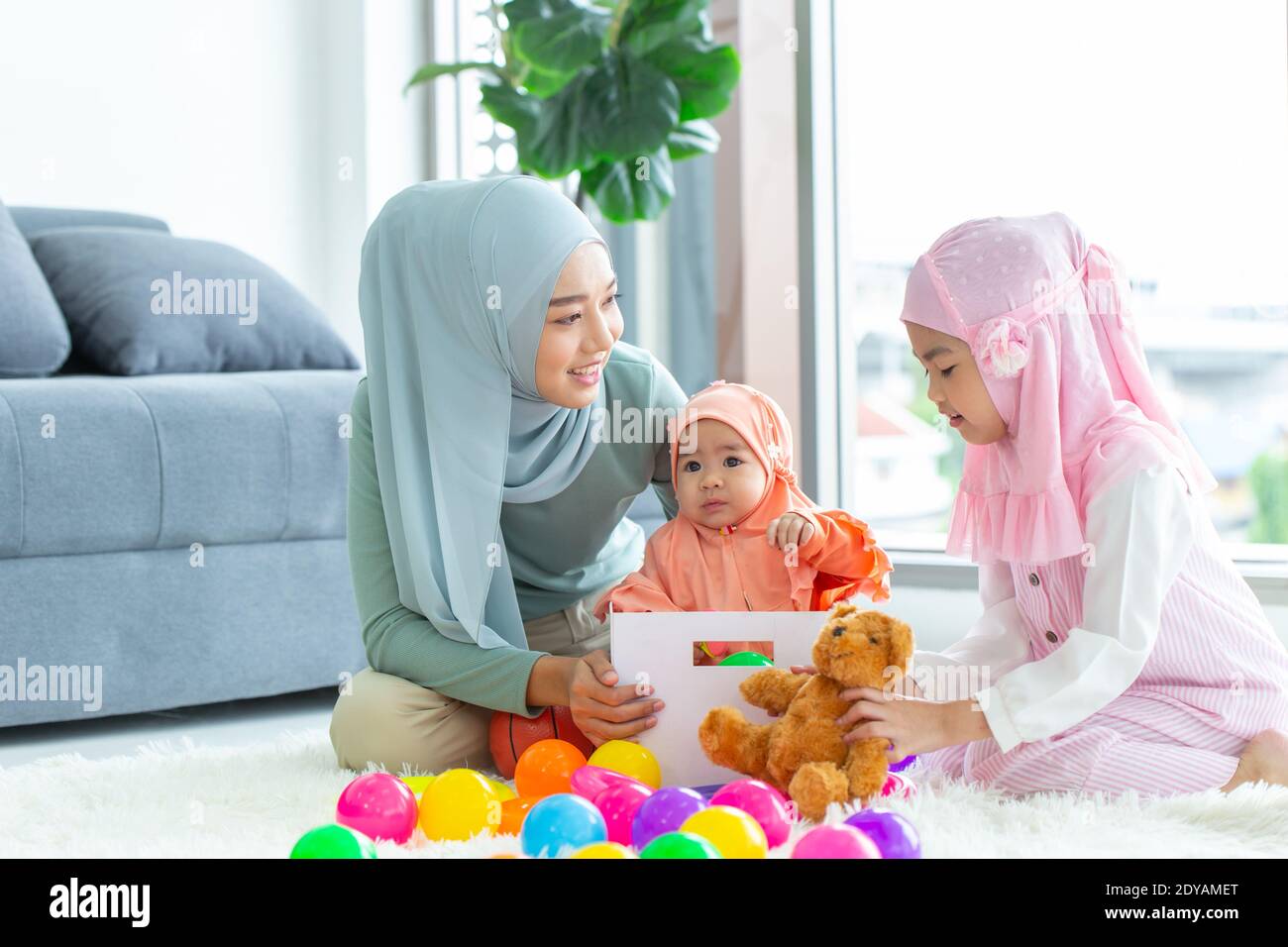 Muslimische arabische Familie Mutter und ihre Kinder glücklich spielen zusammen Zu Hause niedlich und schön Stockfoto