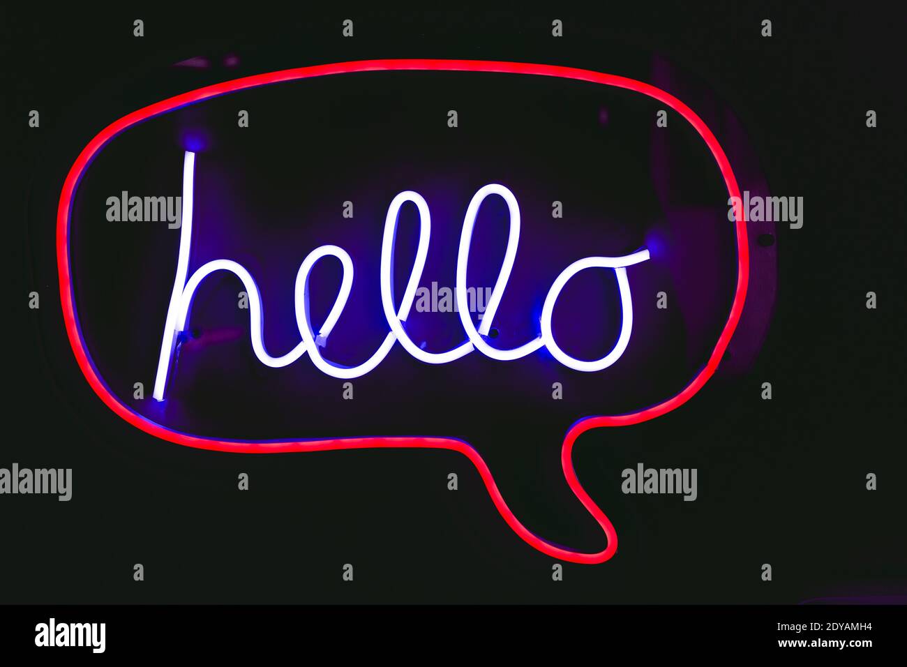 Neon Nacht Licht Gruß Wort Zeichen Text "Hallo" auf schwarzem Hintergrund. Stockfoto