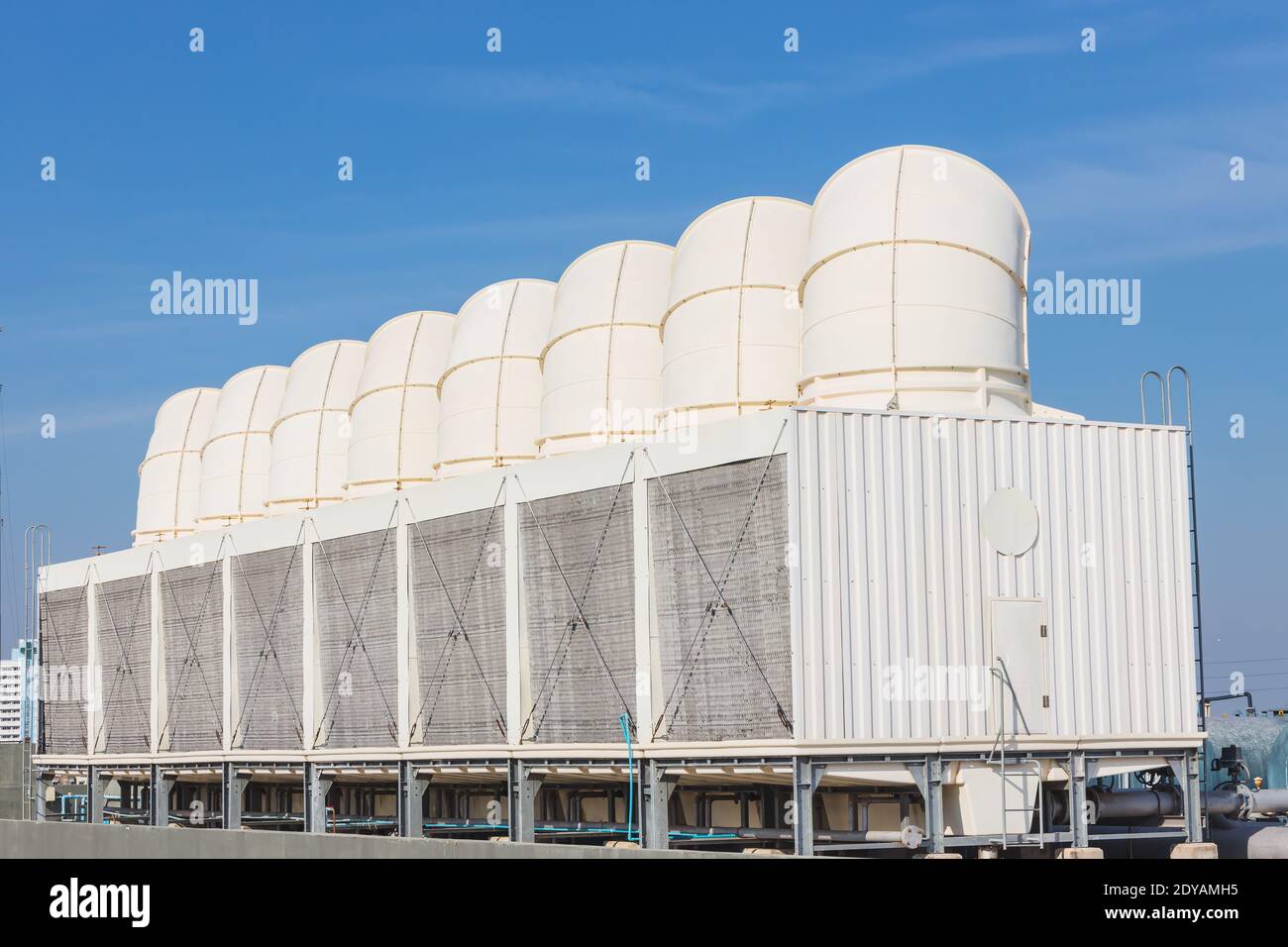 Luftkühlturm für HLK-Kühlgeräte am Dach des Gebäudes mit blauem Himmel. Stockfoto
