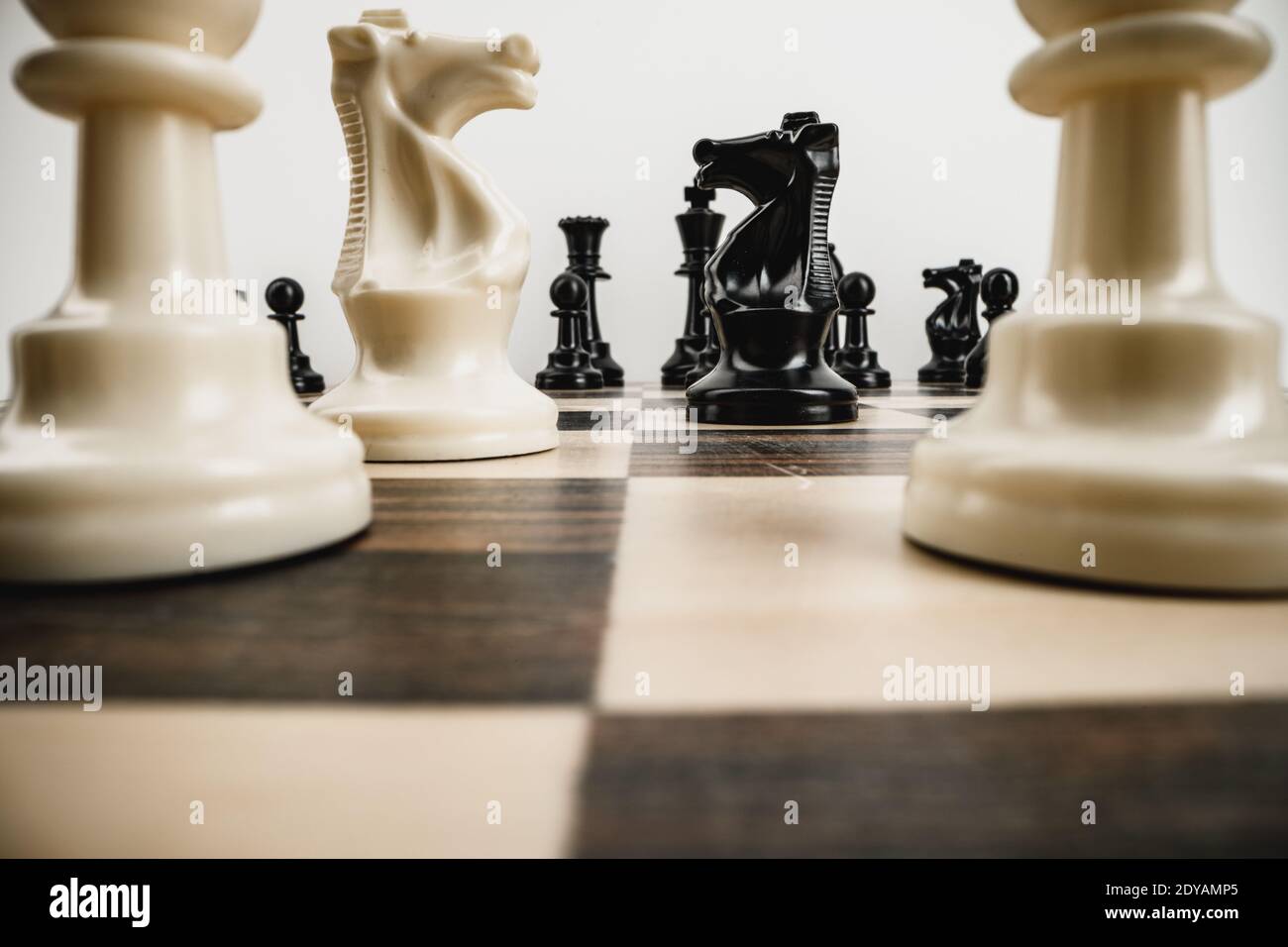 Macro photo of chess pieces on a chess board Stockfoto
